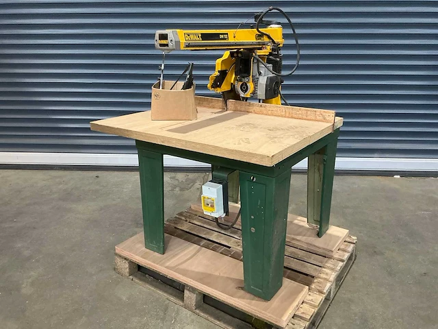 Dewalt - dw 722 - radiaalafkortzaagmachine - afbeelding 1 van  8