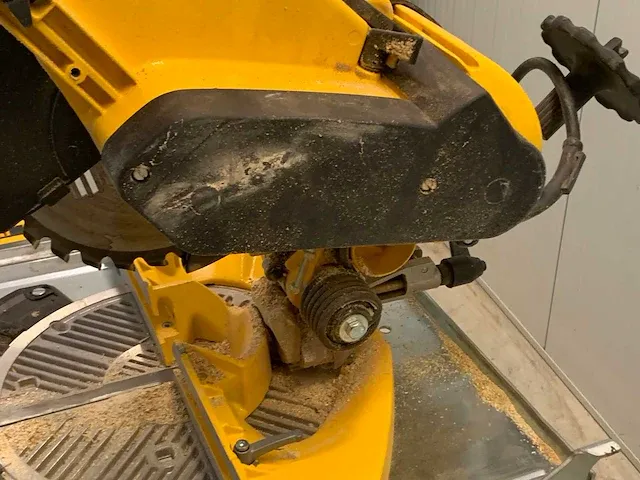 Dewalt - dw743 - kantelbare afkort- cirkelzaagmachine - afbeelding 2 van  14