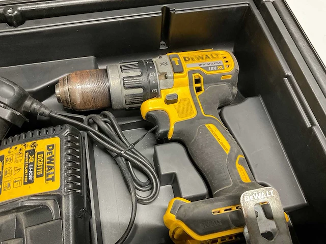 Dewalt - set schroef/klopboormachine, slagmoerschroevendraaier, accu, lader (18v) en t-stak koffer - afbeelding 1 van  3