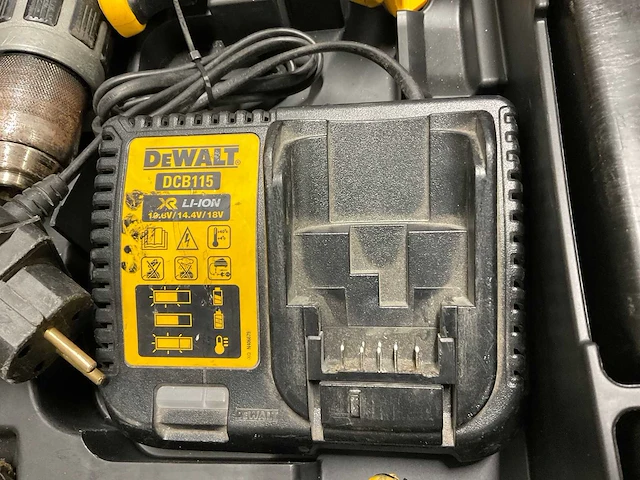 Dewalt - set schroef/klopboormachine, slagmoerschroevendraaier, accu, lader (18v) en t-stak koffer - afbeelding 2 van  3