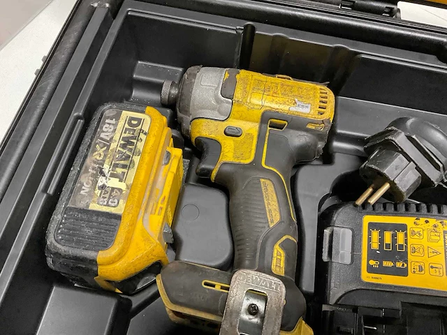 Dewalt - set schroef/klopboormachine, slagmoerschroevendraaier, accu, lader (18v) en t-stak koffer - afbeelding 3 van  3