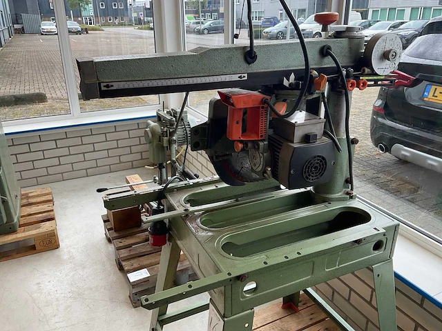 Dewalt 1370 radiaalafkortzaagmachine - afbeelding 1 van  5