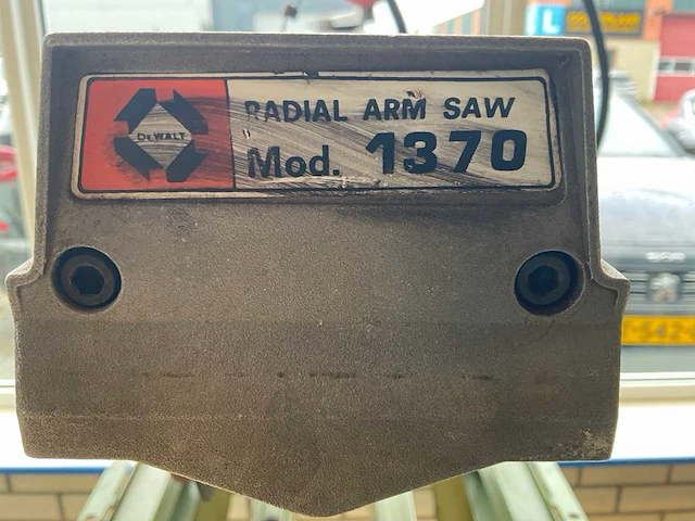 Dewalt 1370 radiaalafkortzaagmachine - afbeelding 4 van  5