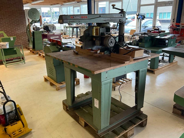 Dewalt 1600 radiaalafkortzaagmachine - afbeelding 1 van  7