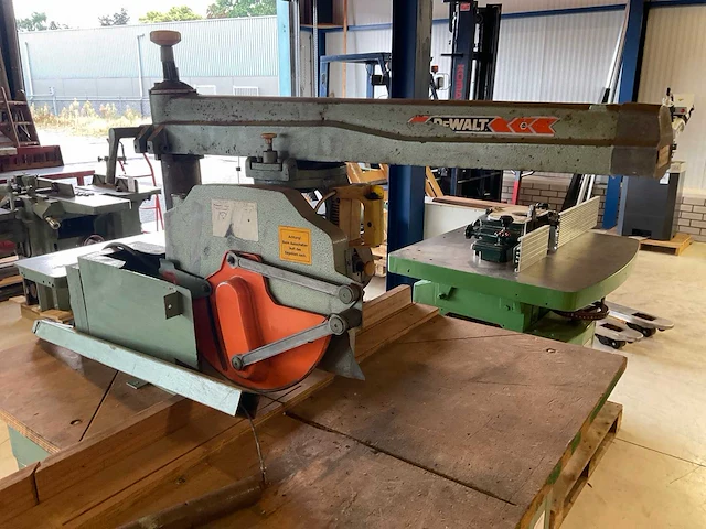 Dewalt 1600 radiaalafkortzaagmachine - afbeelding 4 van  7