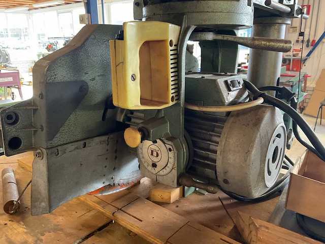Dewalt 1600 radiaalafkortzaagmachine - afbeelding 6 van  7
