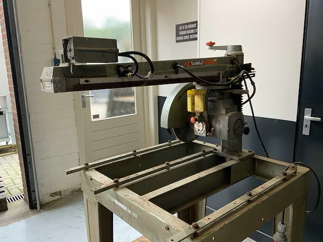 Dewalt 1600 s radiaal afkortcirkelzaagmachine - afbeelding 2 van  8