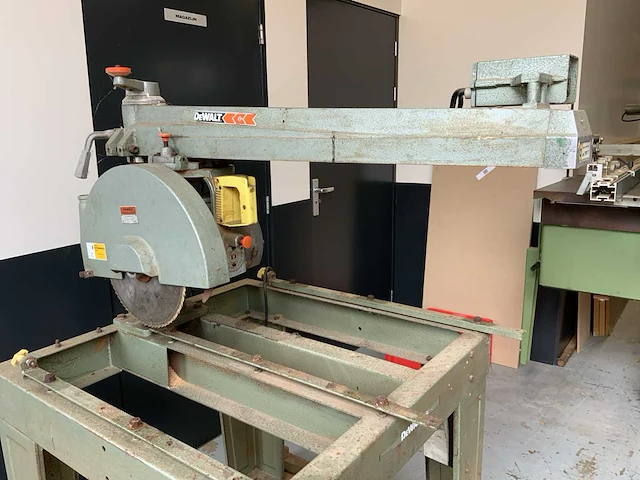 Dewalt 1600 s radiaal afkortcirkelzaagmachine - afbeelding 3 van  8