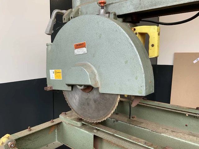 Dewalt 1600 s radiaal afkortcirkelzaagmachine - afbeelding 4 van  8