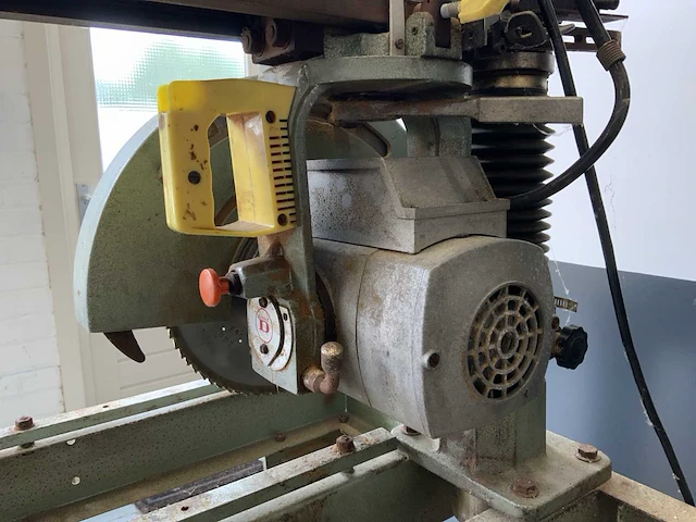 Dewalt 1600 s radiaal afkortcirkelzaagmachine - afbeelding 5 van  8