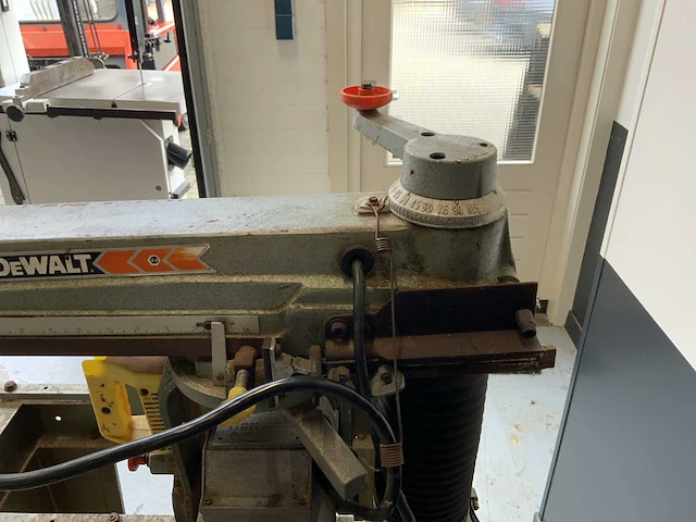 Dewalt 1600 s radiaal afkortcirkelzaagmachine - afbeelding 6 van  8