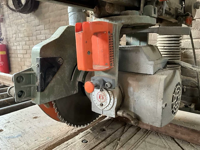 Dewalt 1600/“s” radiaalafkortzaagmachine - afbeelding 8 van  12