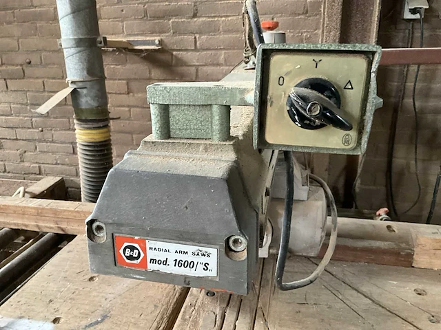 Dewalt 1600/“s” radiaalafkortzaagmachine - afbeelding 11 van  12