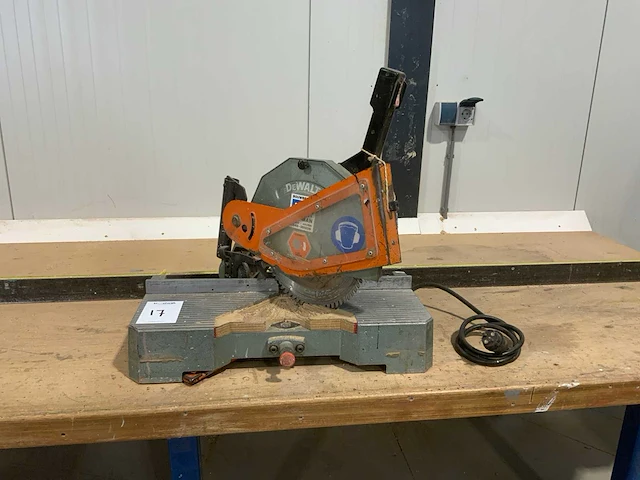 Dewalt afkortcirkelzaagmachine - afbeelding 1 van  4