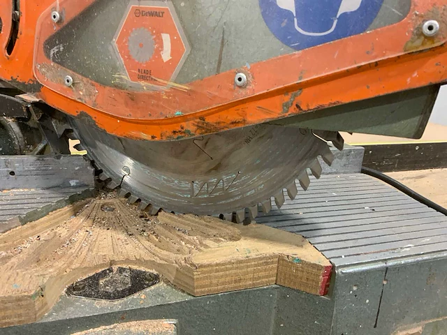 Dewalt afkortcirkelzaagmachine - afbeelding 2 van  4