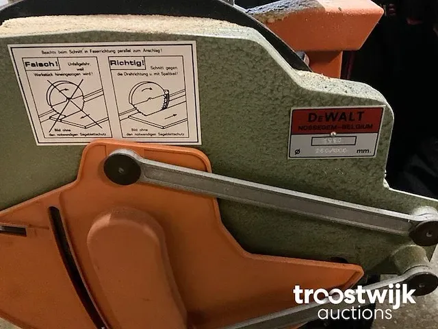 Dewalt afkortzaag met geleide tafel - afbeelding 2 van  10