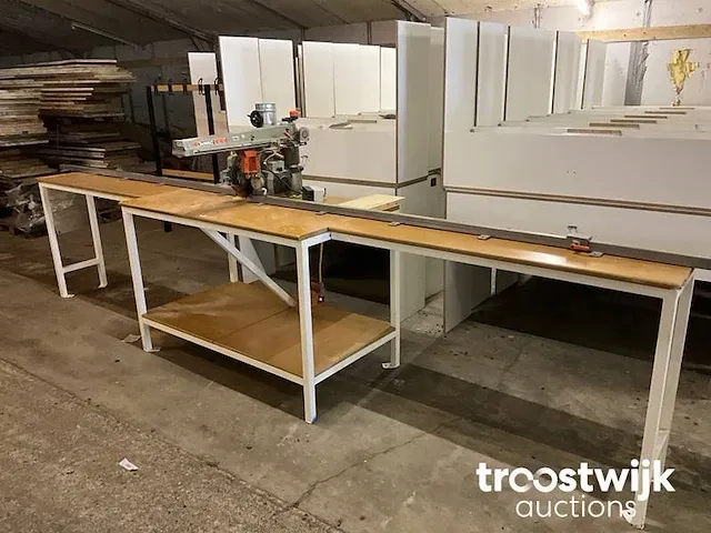 Dewalt afkortzaag met geleide tafel - afbeelding 1 van  10