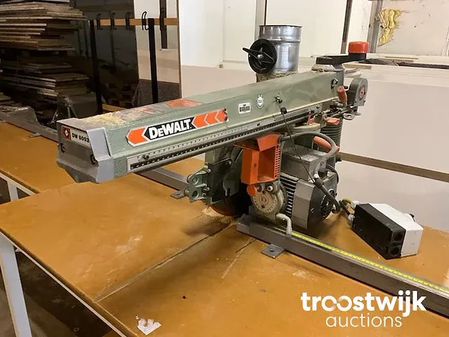 Dewalt afkortzaag met geleide tafel - afbeelding 3 van  10