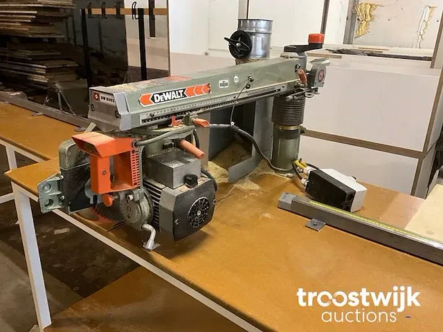 Dewalt afkortzaag met geleide tafel - afbeelding 5 van  10