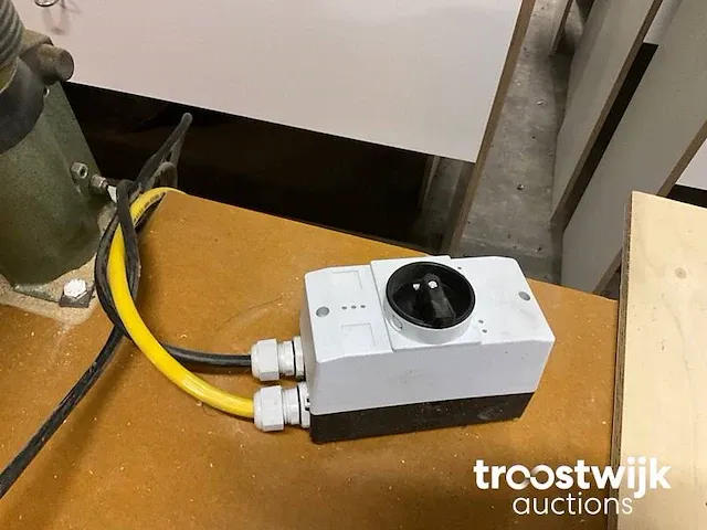 Dewalt afkortzaag met geleide tafel - afbeelding 6 van  10