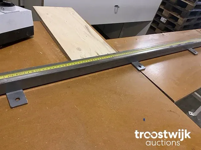 Dewalt afkortzaag met geleide tafel - afbeelding 7 van  10