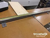 Dewalt afkortzaag met geleide tafel - afbeelding 7 van  10