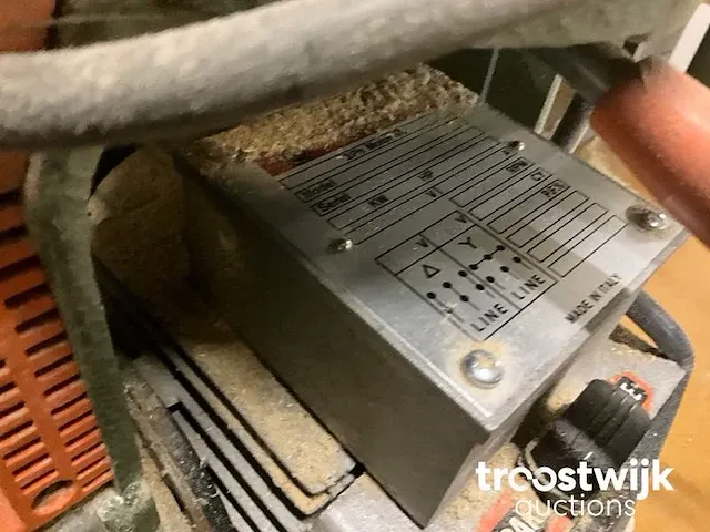 Dewalt afkortzaag met geleide tafel - afbeelding 9 van  10