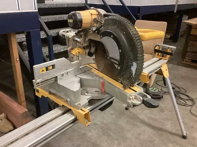 Dewalt afkortzaag - afbeelding 3 van  9