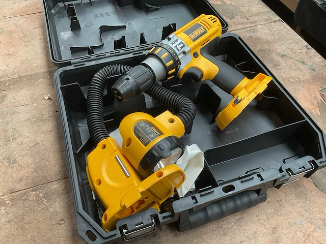 Dewalt boormachine en oplaadbare lamp - afbeelding 1 van  8
