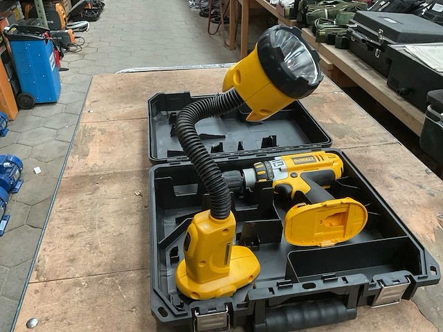 Dewalt boormachine en oplaadbare lamp - afbeelding 4 van  8