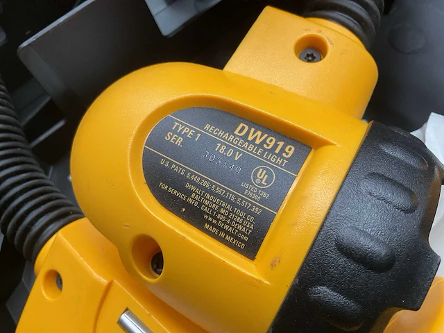 Dewalt boormachine en oplaadbare lamp - afbeelding 6 van  8