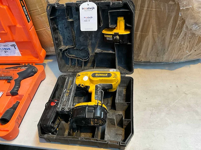 Dewalt dc 608 tacker - afbeelding 1 van  4