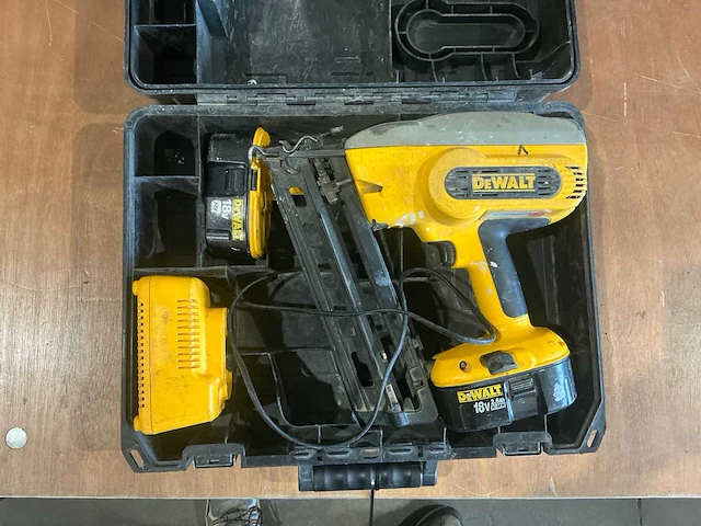 Dewalt dc618 tacker - afbeelding 1 van  6