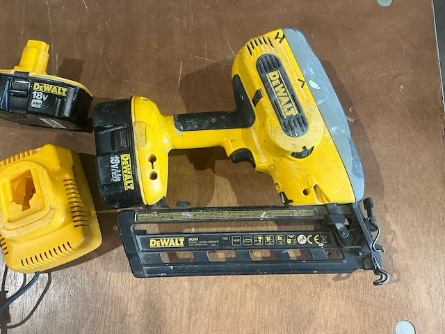 Dewalt dc618 tacker - afbeelding 5 van  6