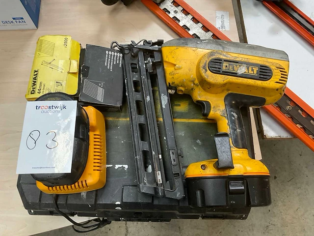 Dewalt dc618 tacker - afbeelding 1 van  1
