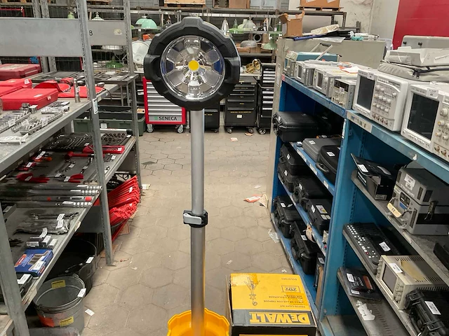 Dewalt dcl079r1 tripod light kit - afbeelding 3 van  8