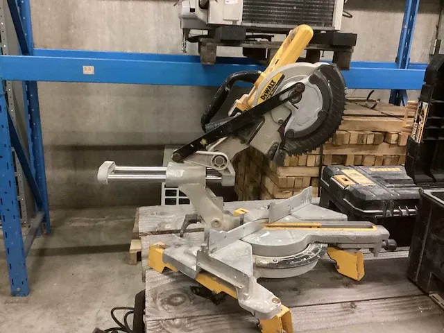 Dewalt dcs365 accu afkortcirkelzaagmachine - afbeelding 1 van  8
