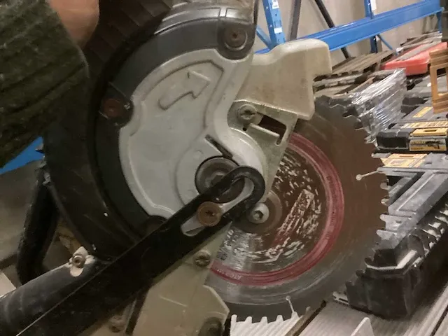 Dewalt dcs365 accu afkortcirkelzaagmachine - afbeelding 5 van  8