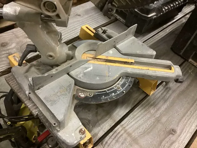 Dewalt dcs365 accu afkortcirkelzaagmachine - afbeelding 7 van  8