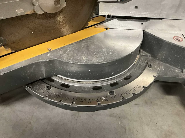 Dewalt dhs780 afkortzaagmachine - afbeelding 3 van  6