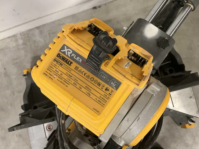 Dewalt dhs780 afkortzaagmachine - afbeelding 5 van  6