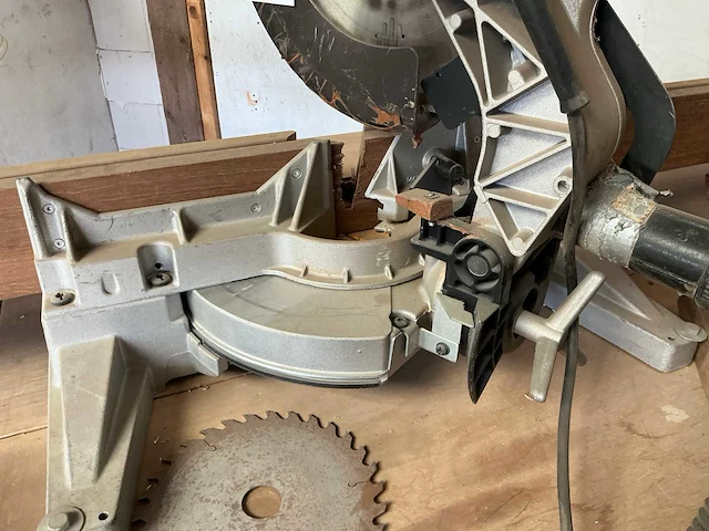 Dewalt dw705 afkortcirkelzaagmachine - afbeelding 5 van  7