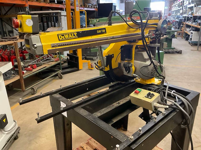 Dewalt dw729 radiaalafkortzaagmachine - afbeelding 1 van  7