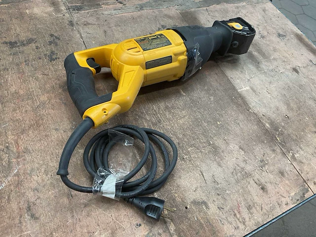 Dewalt dwe305 reciprozaag - afbeelding 1 van  5