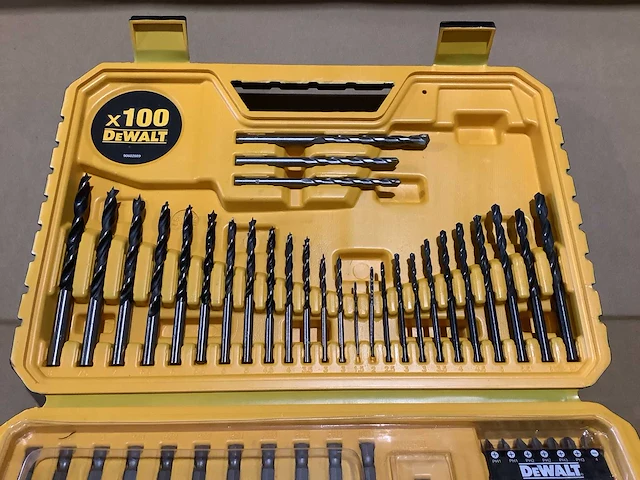 Dewalt gevulde gereedschapskoffer - afbeelding 2 van  3