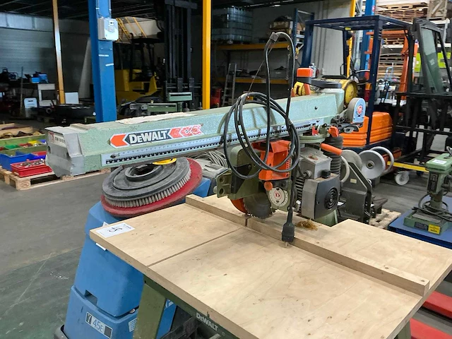 Dewalt radiaalafkortzaagmachine - afbeelding 4 van  9