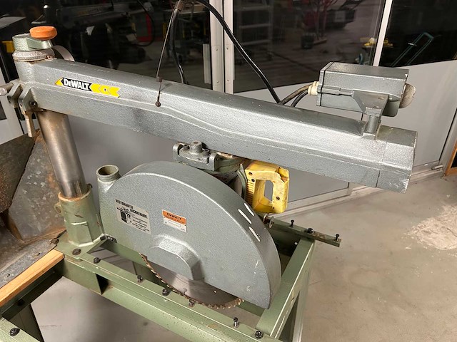 Dewalt radiaalafkortzaagmachine - afbeelding 2 van  13
