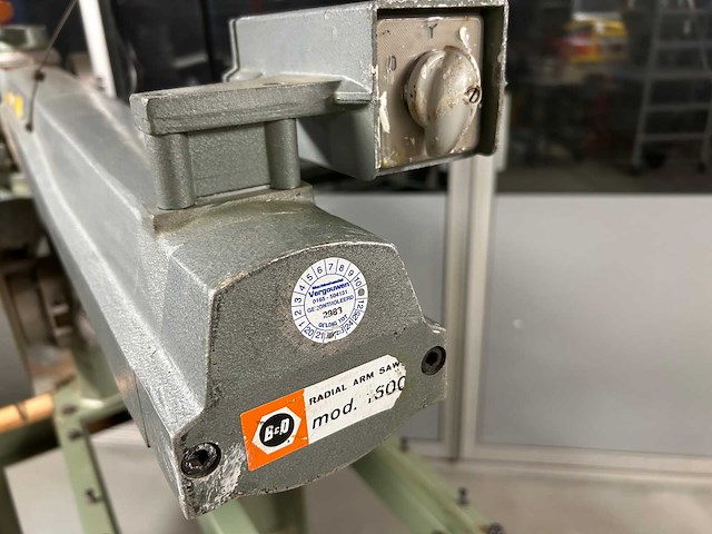 Dewalt radiaalafkortzaagmachine - afbeelding 9 van  13