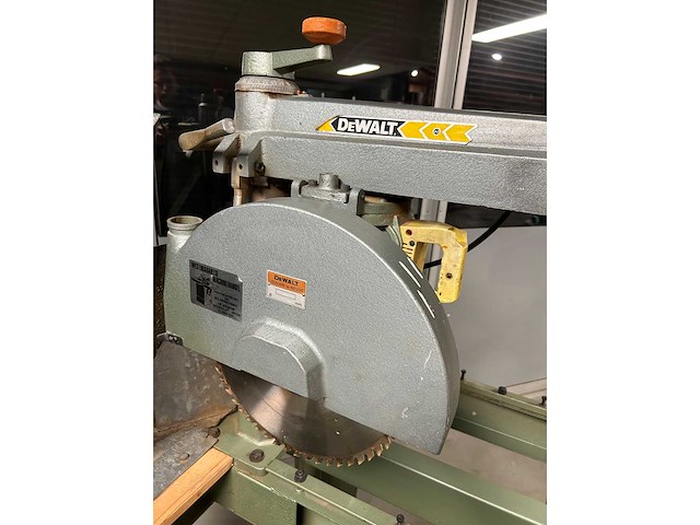 Dewalt radiaalafkortzaagmachine - afbeelding 10 van  13
