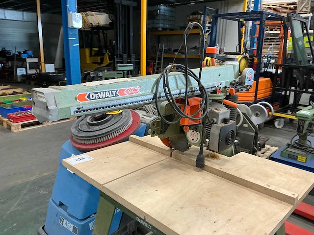 Dewalt radiaalafkortzaagmachine - afbeelding 3 van  8